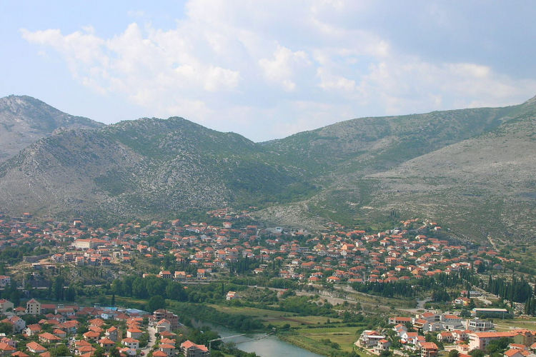 Uhapšen dok se drogirao na groblju