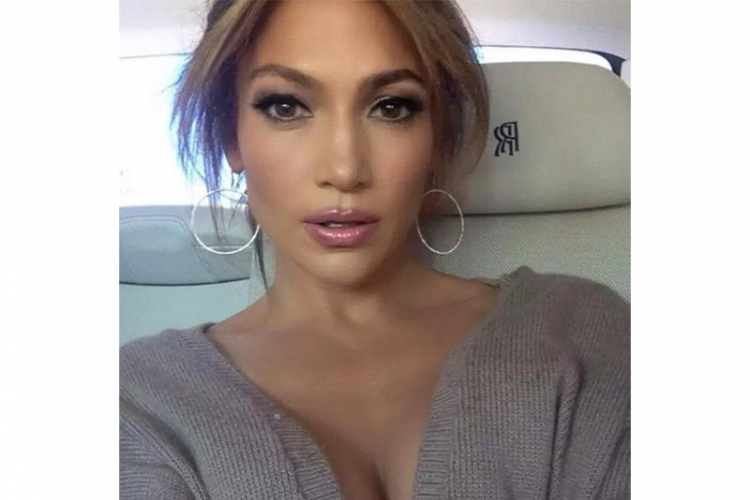 Džej Lo objavila selfi bez grama šminke