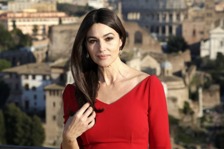 Monika Beluči pozirala u halterima