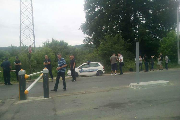 Odgođena deložacija Glišića u Banjaluci: Vlasnik FK Džaja pustio pse na policajce