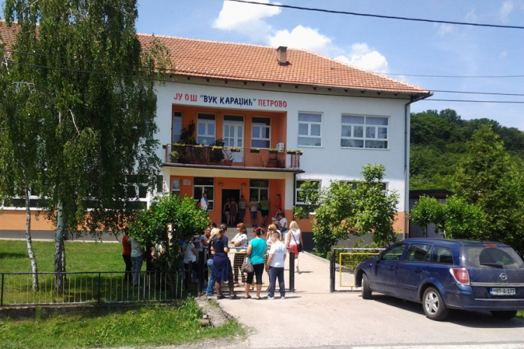 Nastavnici škole u Petrovu bojkotuju novog v.d. direktora