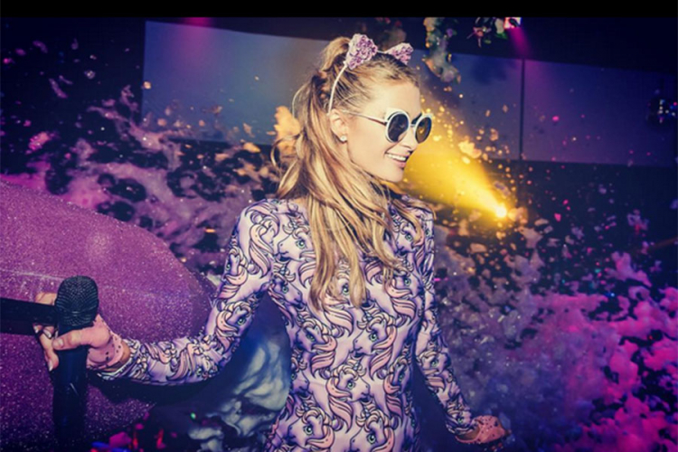 Paris Hilton postala brineta