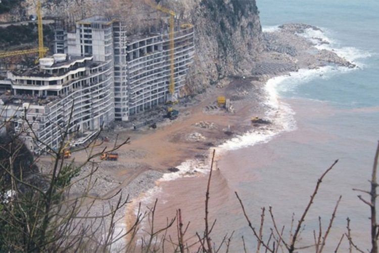 Pronađeno tijelo muškarca na plaži u Budvi
