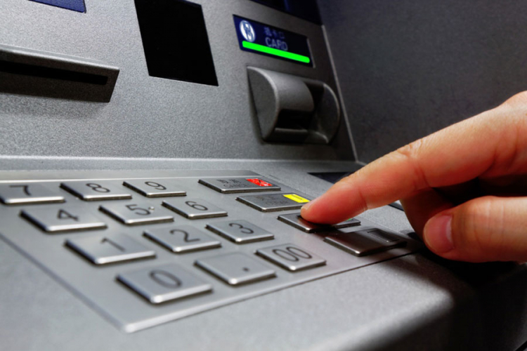Bankomat novac izbacio lopovu
