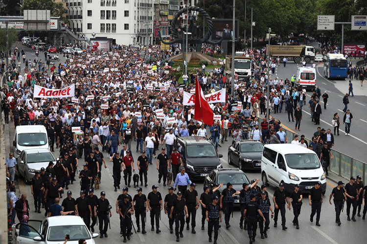 Marš opozicije ka Istanbulu, hiljade krenule iz Ankare