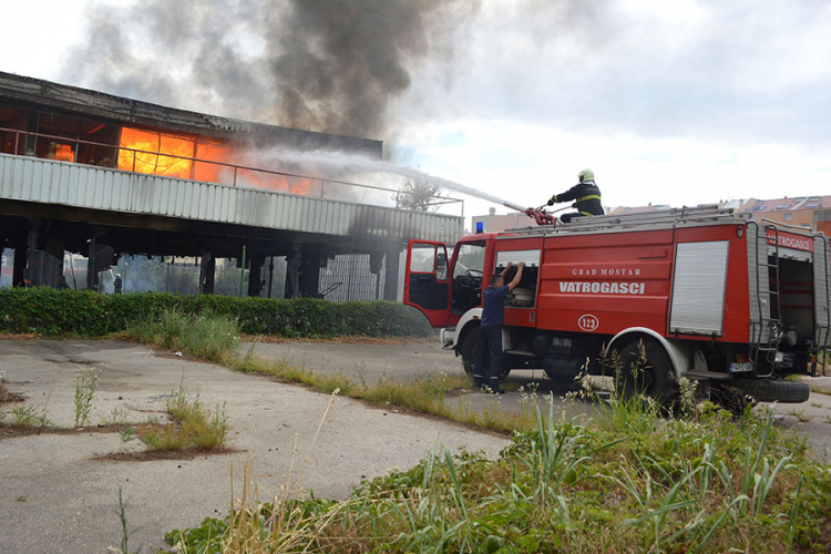 Požar u centru Mostara, izgorio objekt bivšeg salona namještaja