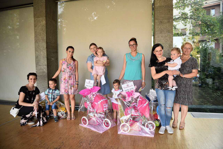 'Konferencija beba" u Banjaluci: Najmlađi zavladali parkom Petar Kočić