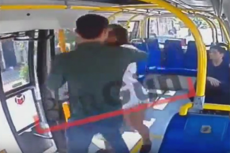 Udario ženu u autobusu jer je za vrijeme ramazana nosila kratki šorts