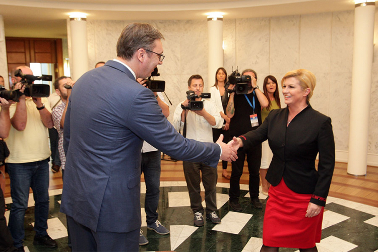 Vučić od Grabar-Kitarović dobio hrvatsku čokoladu