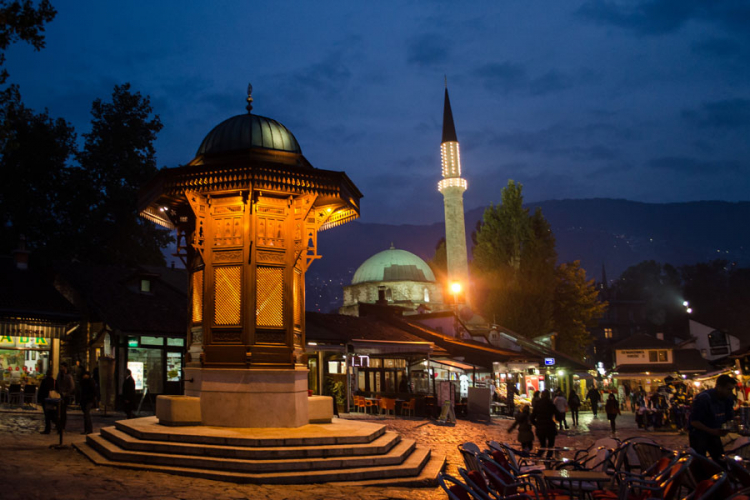 Natpis na ulaz u sarajevski restoran nasmijao građane