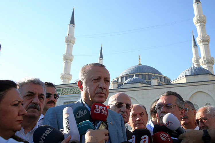 Erdoanu pozlilo tokom jutarnje molitve