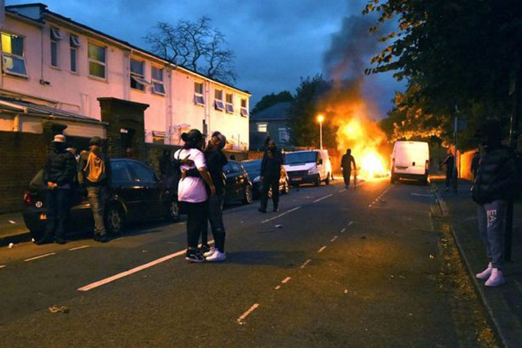 Veliki protest u Londonu zbog smrti Afroamerikanca