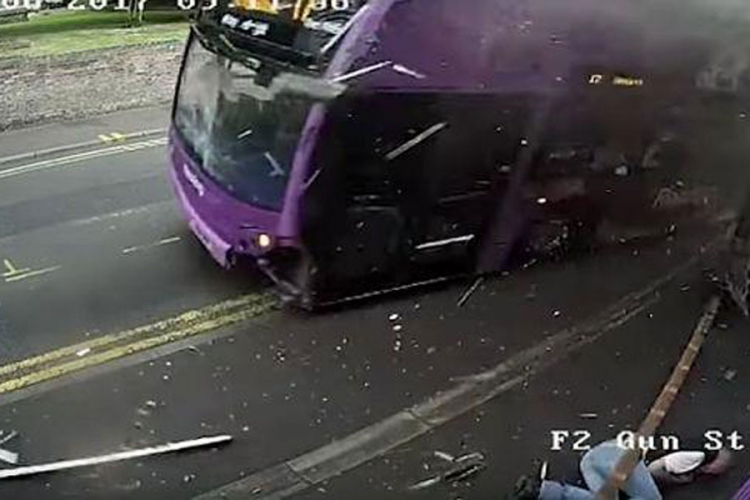 Udario ga autobus, on ustao i otišao u pab