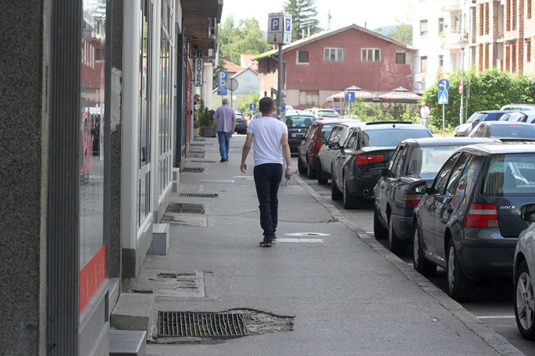 Oštećene rešetke po Banjaluci opasne za građane