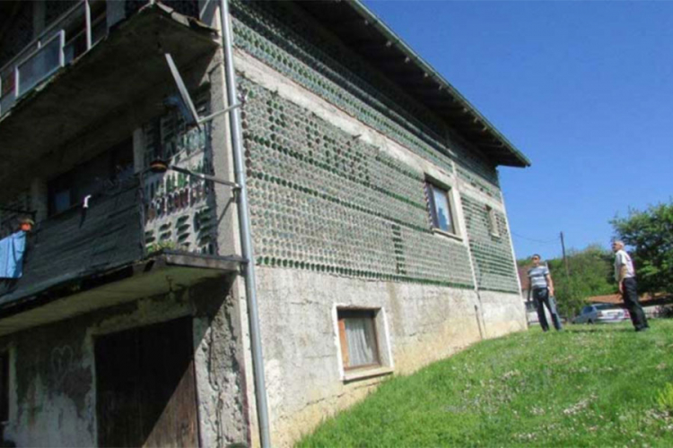 Prnjavorčanin napravio kuću od 9.000 flaša
