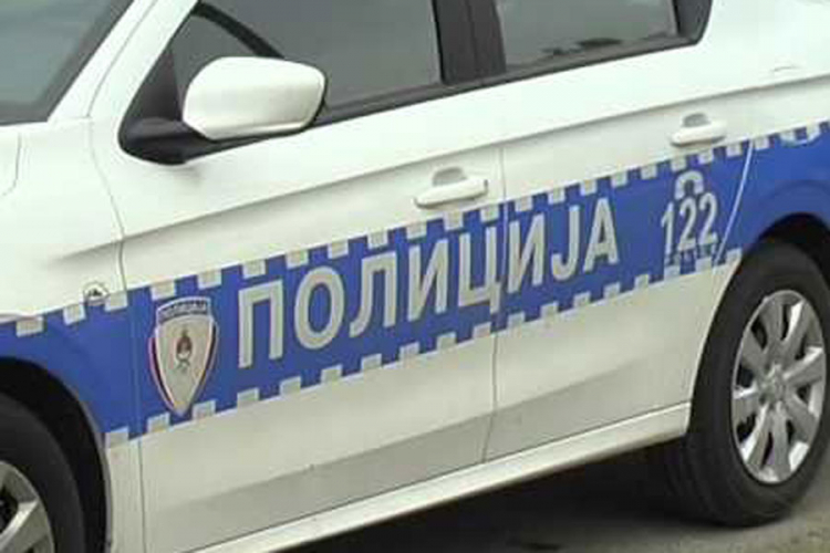 Presreo ženu vozilom, pokazivao joj polni organi, pa se samozadovoljavao