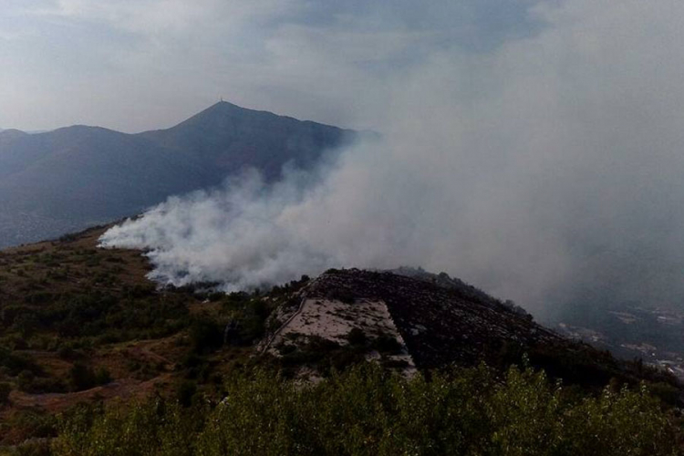 Vjetar ponovo rasplamsao vatru u Trebinju