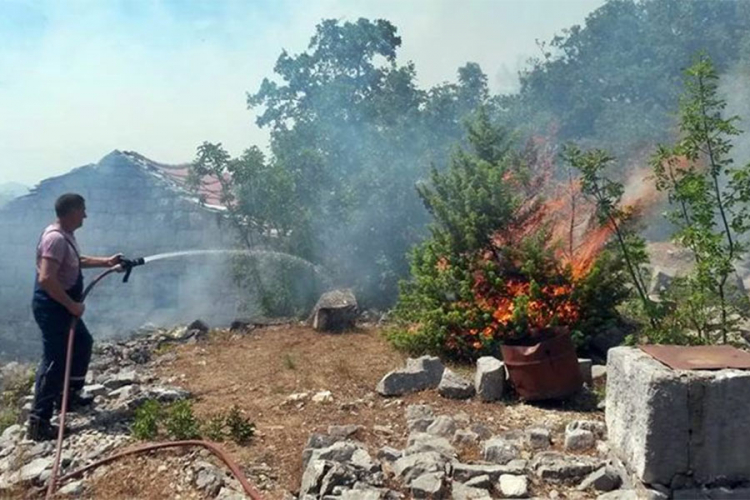 Trebinje: Vatra se približava selu Konjsko, zatražena pomoć helikoptera