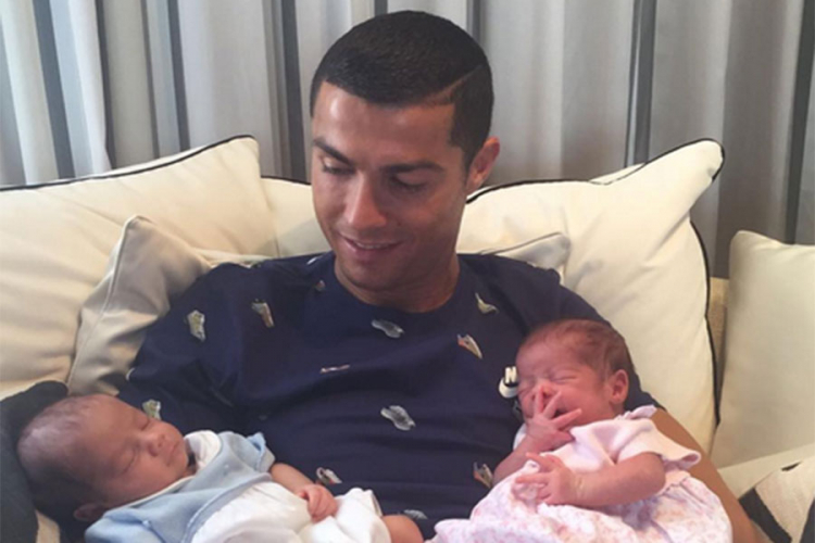 Ronaldo obajvio fotografiju sa blizancima