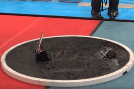 Japan "ludi" za robotskim sumo rvanjem