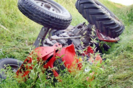 Traktorista teško povrijeđen nakon prevrtanja vozila