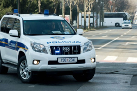 Sjekirom 'uletio' u grupu tinejdžera, napao 15-godišnjaka