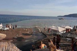 Pukla cijev u Bečićima, voda odnijela pola plaže