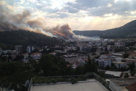 Požar i u Sutomoru, vatrogasci brane kuće i crkvu