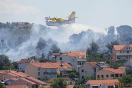I dalje gori u Splitu i Omišu, jedna osoba stradala