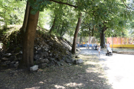 Obrušava se staro sklonište u parku Mladen Stojanović, opasnost za ...