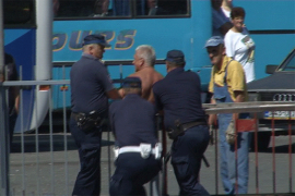 Dušanića savladala trojica policajaca