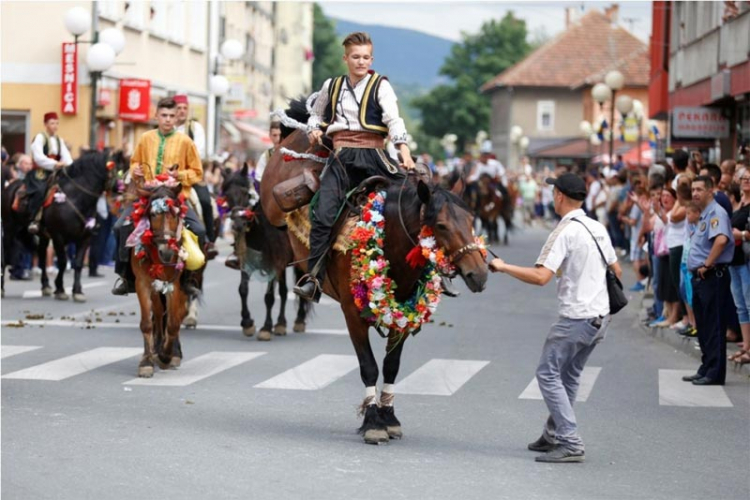 Više hiljada građana aplauzima ispratilo konjanike iz Donjeg Vakufa