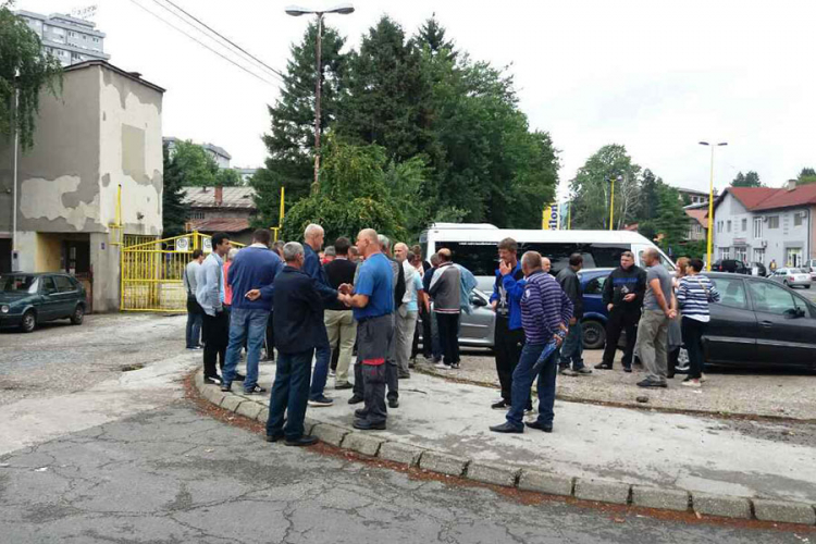 Bivši radnici tri tvornice iz Tuzle istovremeno protestovali: Traže plate i staž