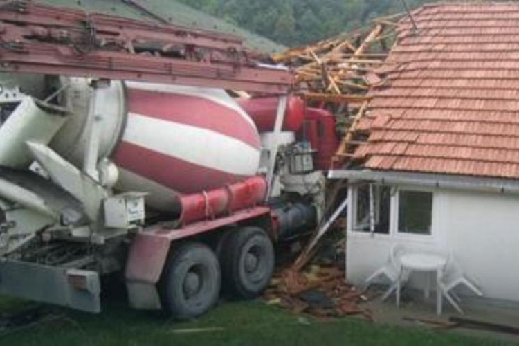 Kamionom uletio u kuću, dvoje povrijeđeno