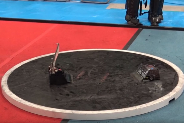 Japan "ludi" za robotskim sumo rvanjem