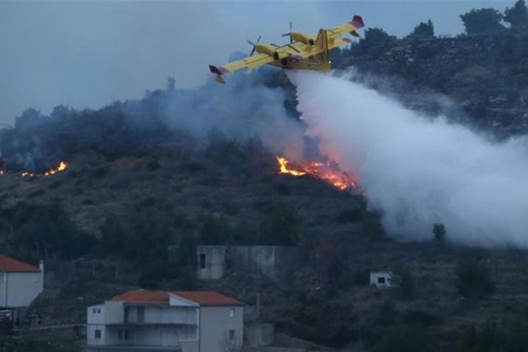 Požar iz Hrvatske proširio se na Neum, vatra prijeti selu Drijen