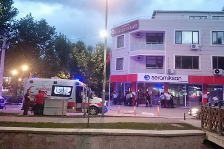 Ubijen policajac u zgradi suda u Turskoj
