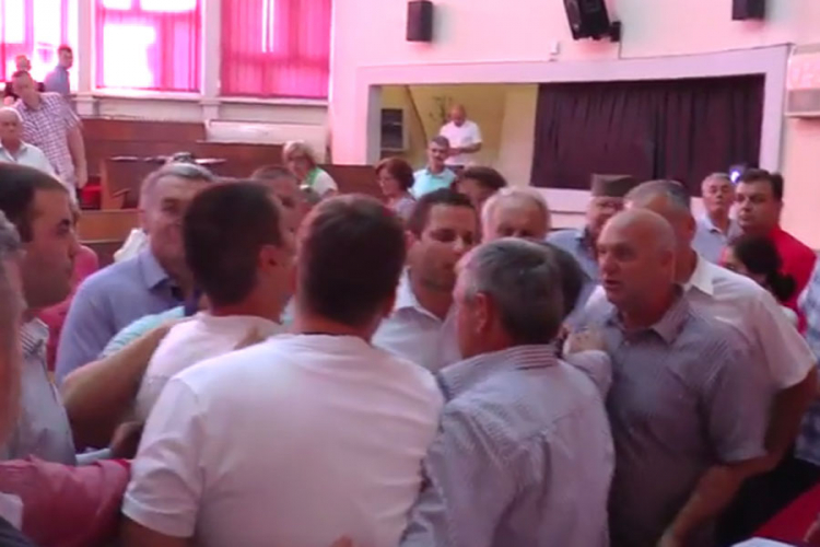 Tuča u gradskoj Skupštini u Čačku