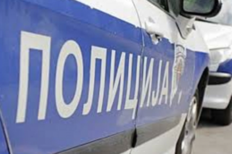 Pijan audijem uletio u pješačku zonu