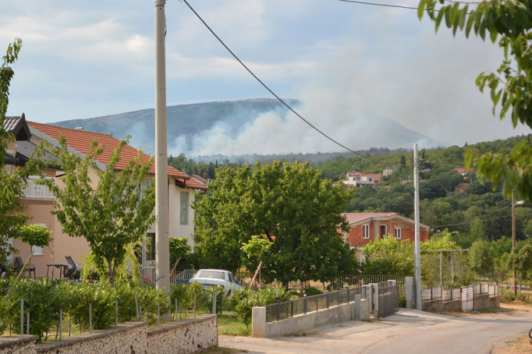 Požar kod Mostara, vatra prijeti kućama
