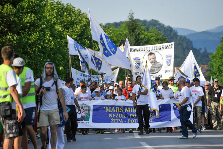 Hiljade učesnika Marša mira stiglo u Potočare