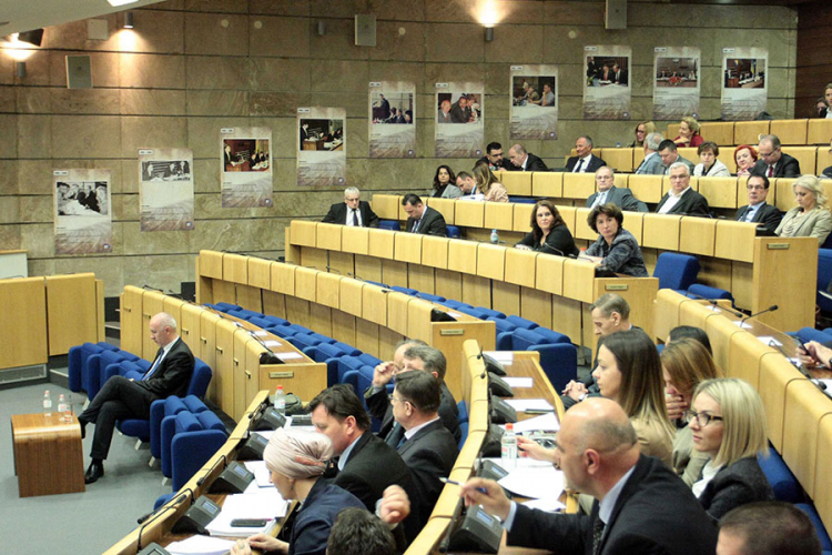 Plate primali i bez prisustva na poslu