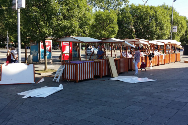 Vjetar oštetio dio štandova na Trgu Krajine u Banjaluci