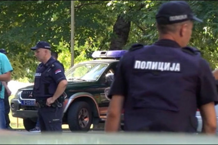 Predala se dva od tri zabarikadirana mladića u Kragujevcu