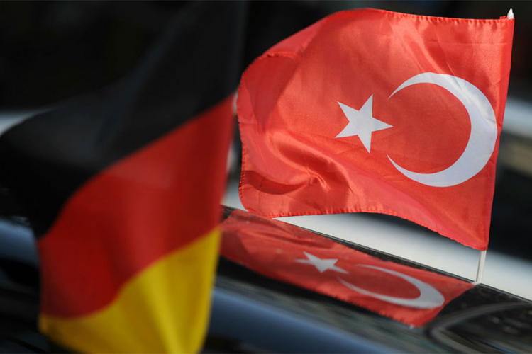 Merkel mora da obezbijedi pristup Turskoj avio-bazi