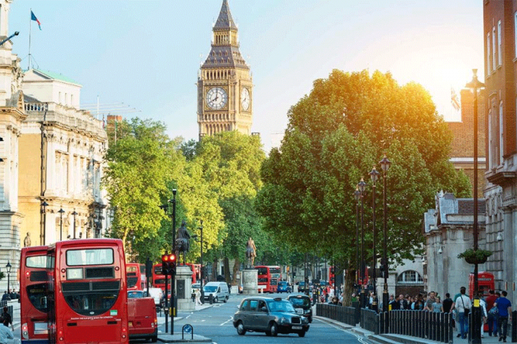 Zbog napada kiselinom uhapšena dva tinejdžera u Londonu
