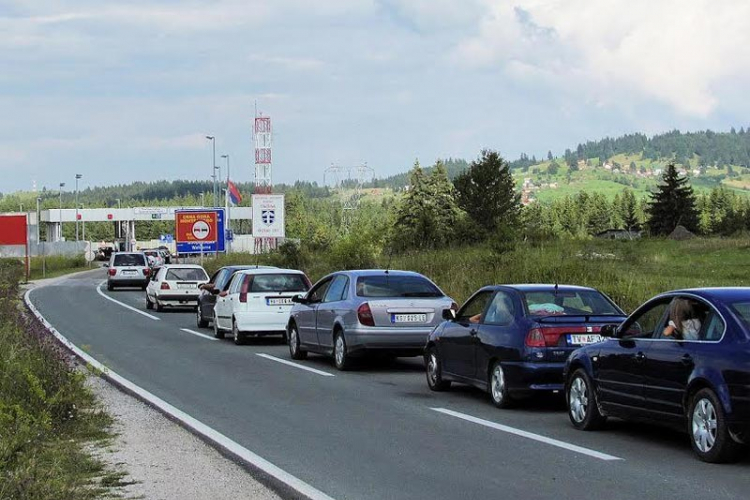 Potukli se dok su čekali na granici Srbije sa Crnom Gorom