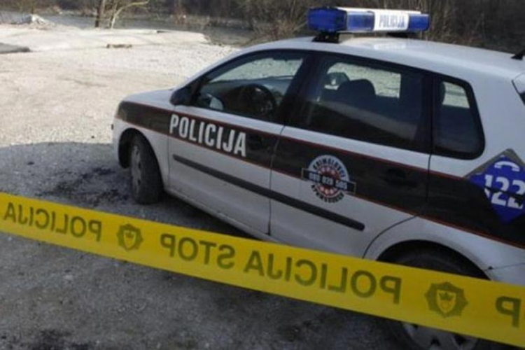 Prevrnuo se "audi" na putu Bihać-Cazin, troje povrijeđeno