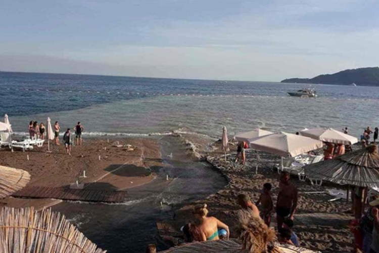 Pukla cijev u Bečićima, voda odnijela pola plaže