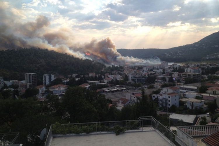 Požar i u Sutomoru, vatrogasci brane kuće i crkvu
